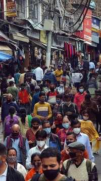 Heavy rush during curfew relaxation time at <i class="tbold">lower bazar</i> in Shimla.