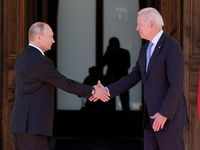 US President Joe Biden and Russian <i class="tbold">president vladimir putin</i>