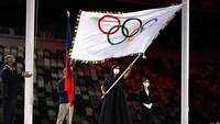 Paris receives the Olympic flag