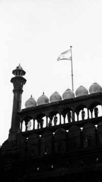 The <i class="tbold">indian tricolour</i> flag hoisted at the top of Red Fort on August 15, 1947