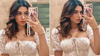 Khushi Kapoor shares 'mandatory <i class="tbold">bathroom</i> selfies'; sister Janhvi asks, 'Can I bite your arm?'