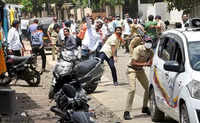 New pictures of <i class="tbold">clashes between bjp and aap</i>