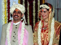 Check out our latest images of <i class="tbold">robert vadra</i>