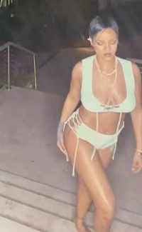 Pop icon Rihanna steams up cyberspace with her new bewitching pictures