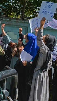 Afghan women shouting slogans like "death to Taliban, long live Afghanistan"