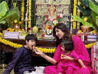 Shilpa Shetty brings Ganpati idol home without <i class="tbold">husband raj kundra</i>