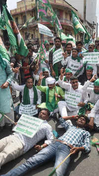 RJD activists during a protest to support farmers' <i class="tbold">bharat bandh</i> in Patna.
