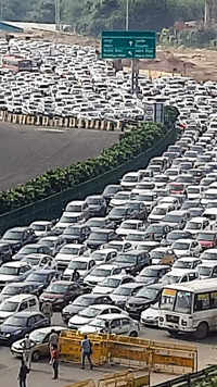 Massive traffic jam on Delhi-Gurugram expressway at Gurugram-Delhi border due to barricading by Delhi Police.
