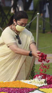 Union minister of state for foreign affairs <i class="tbold">Meenakshi Lekhi</i> pays homage to Mahatma Gandhi