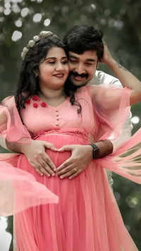 Maternity shoots get an edgy spin - Times of India