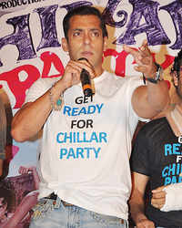 Check out our latest images of <i class="tbold">salman khan on facebook</i>