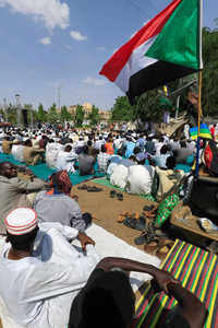 Sudanese pro-military protesters listen to the <i class="tbold">friday prayers</i> sermon.
