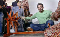 In pics: Salman Khan visits <i class="tbold">sabarmati ashram</i>, spins charkha