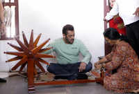 In pics: Salman Khan visits <i class="tbold">sabarmati ashram</i>, spins charkha