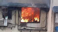 <i class="tbold">fire in mumbai</i>