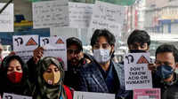 Check out our latest images of <i class="tbold">acid attack in srinagar</i>