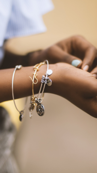 How to store jewelry so it doesn't <i class="tbold">tarnish</i>
