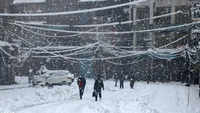 Season's first heavy snowfall disrupts life in Srinagar