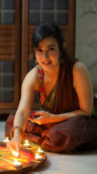 Deepthi Sunaina blends beauty and simplicity in a green cotton saree