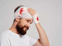 <i class="tbold">head injury</i>