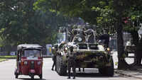 Sri Lankan troops on <i class="tbold">colombo</i> streets