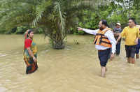 Minister <i class="tbold">keshab mahanta</i> visits flood-hit area