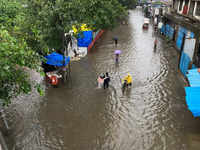 Waterlogging, traffic jam as heavy rain lashes Mumbai