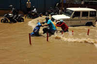 Motorists face tough time wading through knee-deep water at <i class="tbold">marathahalli</i> (Photo: N Narasimha Murthy)