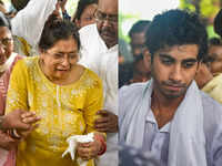 Raju Srivastava's wife Shikha breaks down in tears at the funeral; <i class="tbold">son</i> Ayushmaan and family members bid emotional farewell