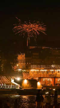 ​Dev Deepawali: Varanasi lights up with 21 lakh <i class="tbold">diyas</i>