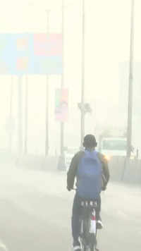 Commute amid <i class="tbold">fog</i>