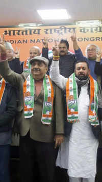 <i class="tbold">Ghulam Nabi Azad</i> loyalists rejoin Congress