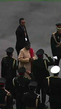 President Murmu meets the chief of the Indian Army, Navy and Air Force before the ceremony
