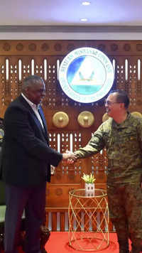 US defense secy Lloyd Austin III greets Philippine military chief General <i class="tbold">andre</i>s Centino