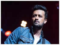 Atif Aslam forgets lyrics Of Raj Kapoor's Jeena Issi Ka Naam Hai