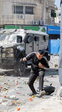 10 Palestinians killed in ongoing Israeli raid on <i class="tbold">nablus</i>