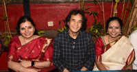 New pictures of <i class="tbold">ustad zakir hussain</i>