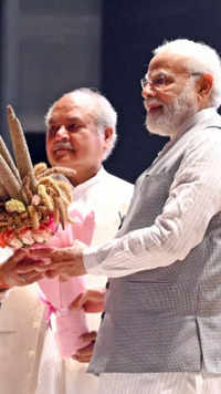 ​​PM receives a bouquet of millets from Union agriculture <i class="tbold">minister</i>​