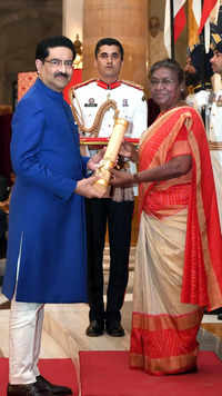 ​​President confers Padma Bhushan to Aditya Birla <i class="tbold">group chairman</i>​
