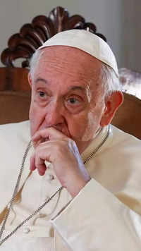 First <i class="tbold">pope on twitter</i>