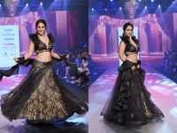 ​Hina Khan sizzles in a black lehenga on Day 1 of Pune <i class="tbold">times fashion week</i> 2023