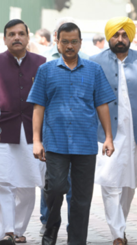Kejriwal held meeting with AAP leaders ahead of questioning