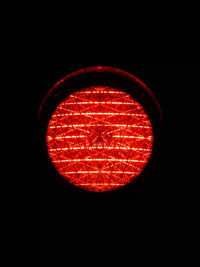 <i class="tbold">red light</i>
