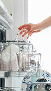 10 features to look for when buying a <i class="tbold">dishwasher</i>