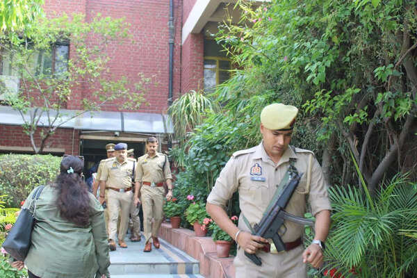 Fresh bomb threat emails trigger panic in 14 Noida schools