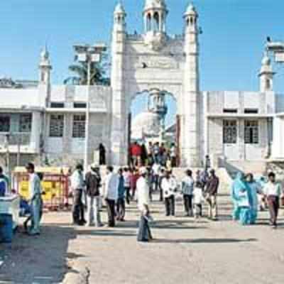 Shop-keepers protest removal from Haji Ali