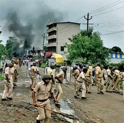 Protesting farmers attack cops in Kalyan