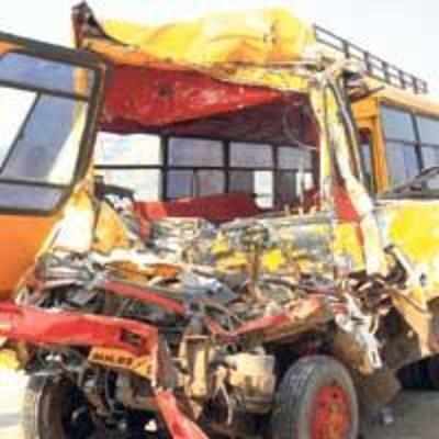 5 killed in bus, truck smash-up on Express Highway