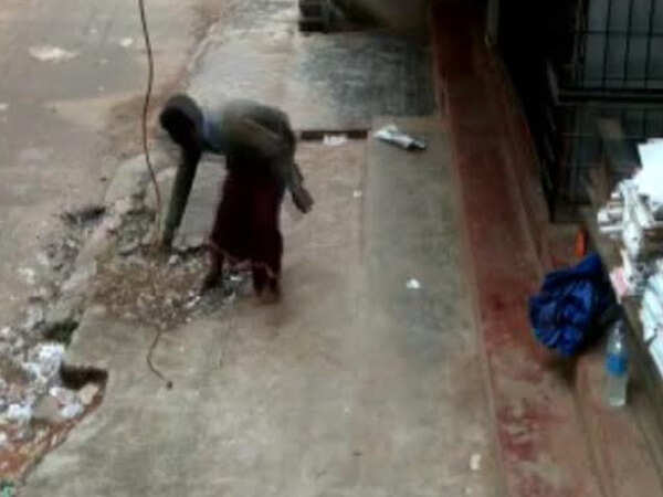 Kerala street dweller shows model for social distancing