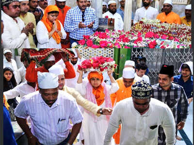 BJP candidate Poonam Mahajan visits Mount Mary Church, Siddhivinayak Temple, Mahim Dargah, Santacruz Gurudwara; files nomination papers from Mumbai North Central seat